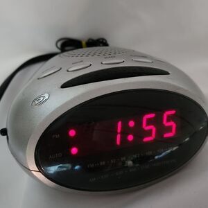 💜Durabrand Silver & Black CR-500 Digital Alarm Clock AM/FM Radio